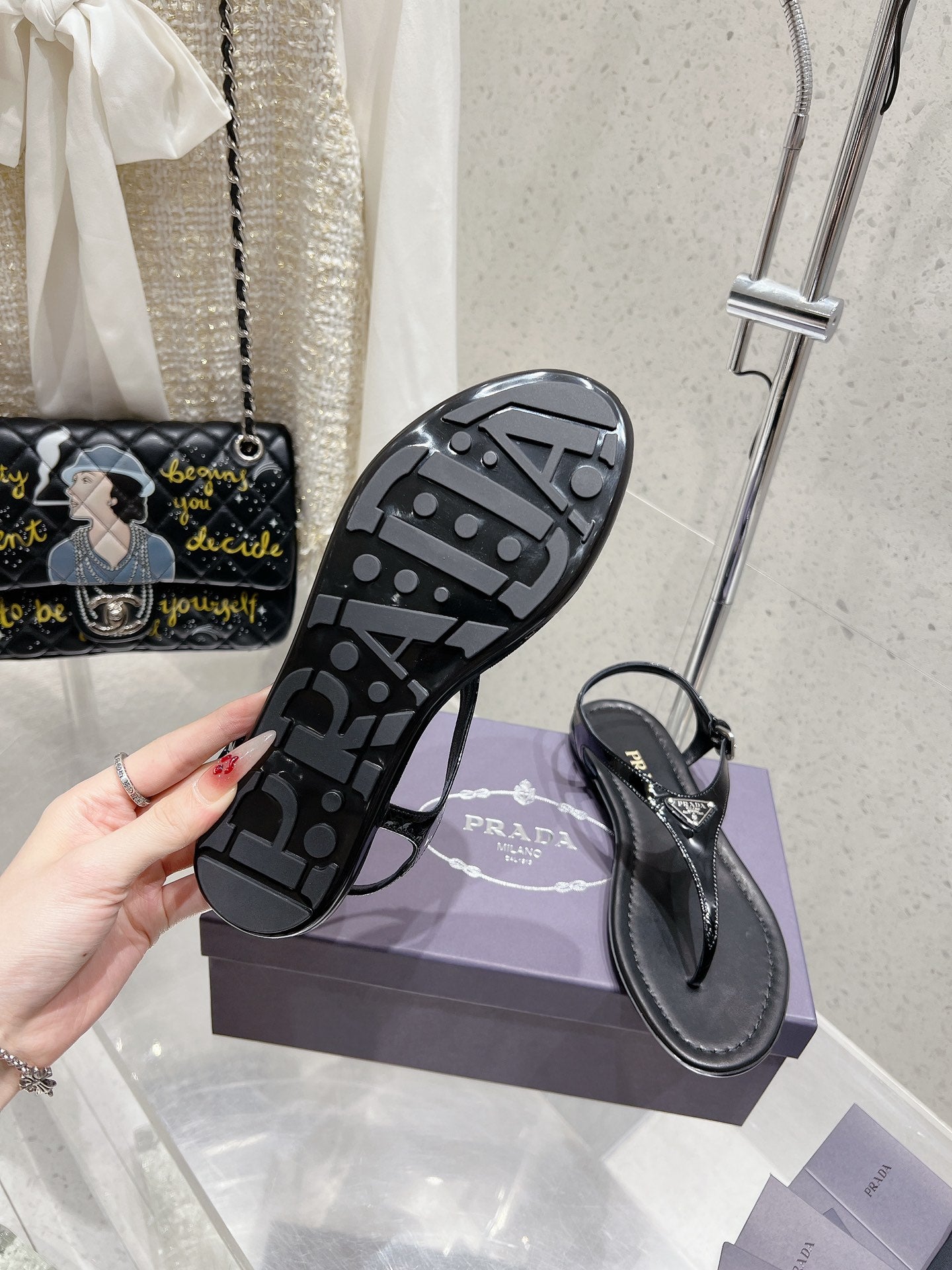 PRADA PATENT LEATHER THONG SANLS BLACK