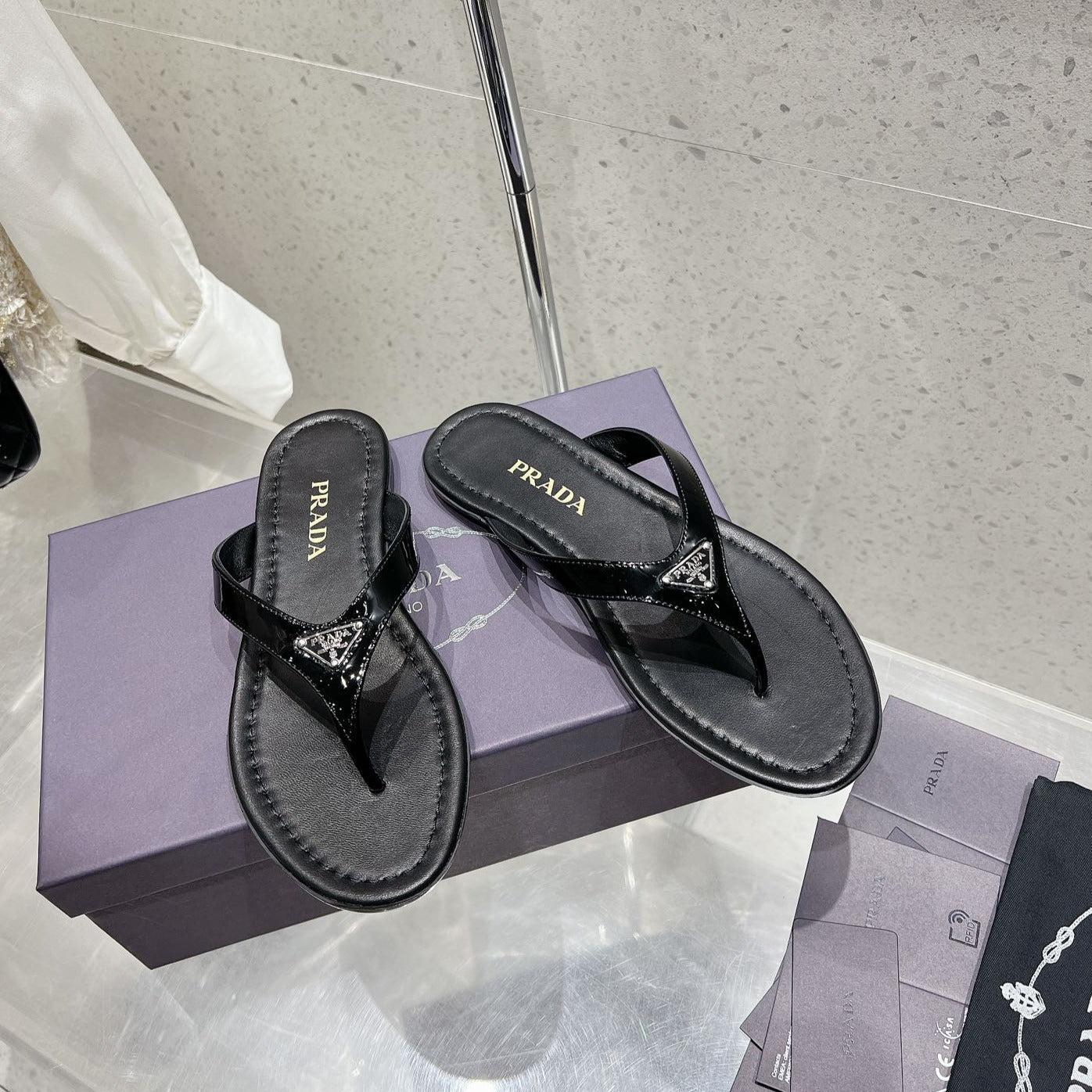 PRADA PATENT LEATHER THONG SLIPPER BLACK