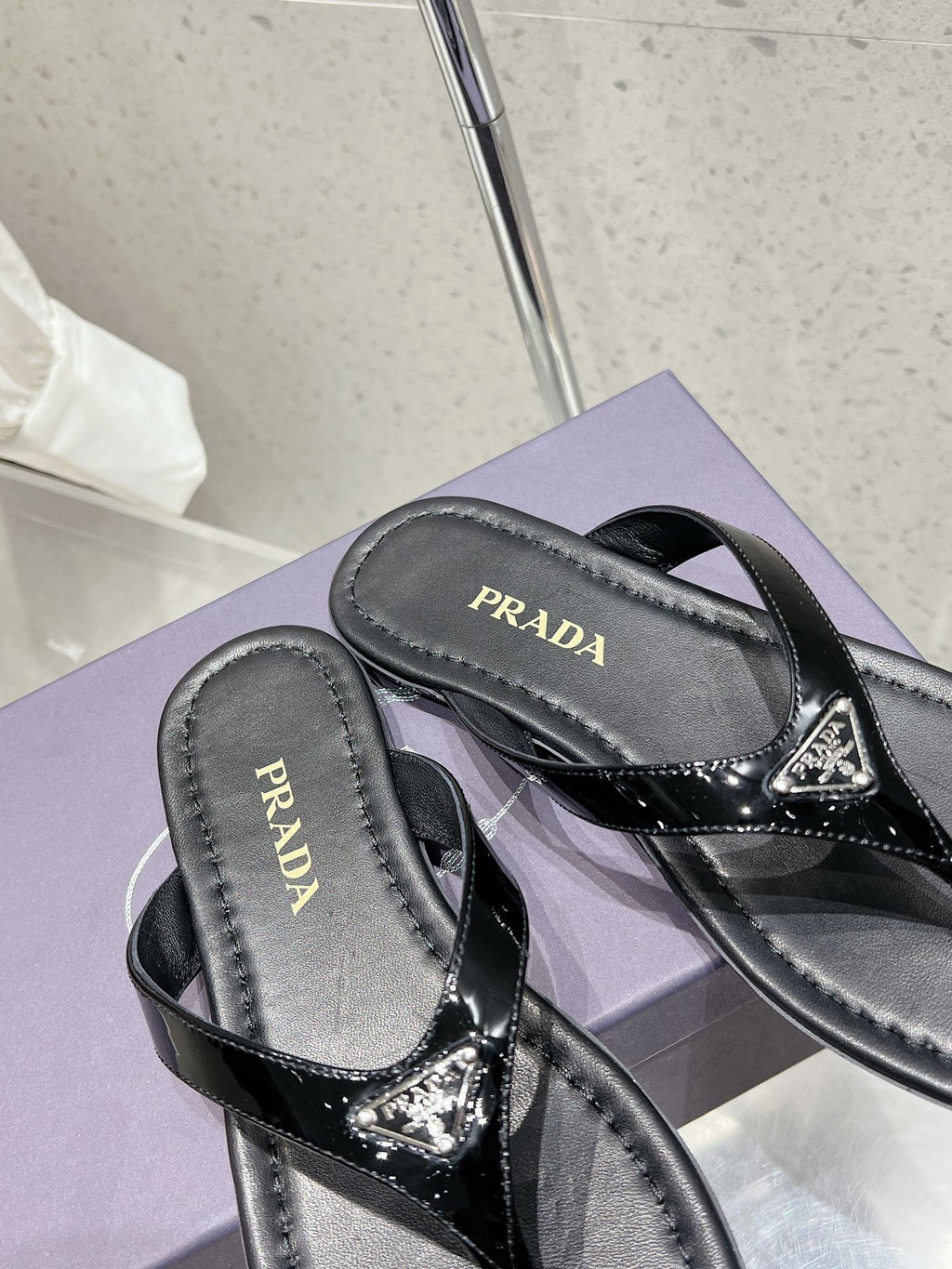PRADA PATENT LEATHER THONG SLIPPER BLACK