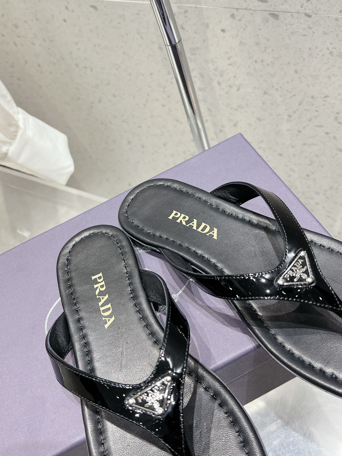 PRADA PATENT LEATHER THONG SLIPPER BLACK
