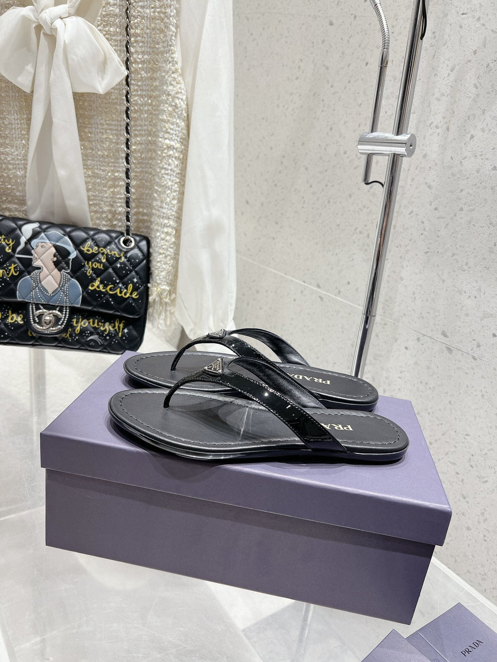 PRADA PATENT LEATHER THONG SLIPPER BLACK