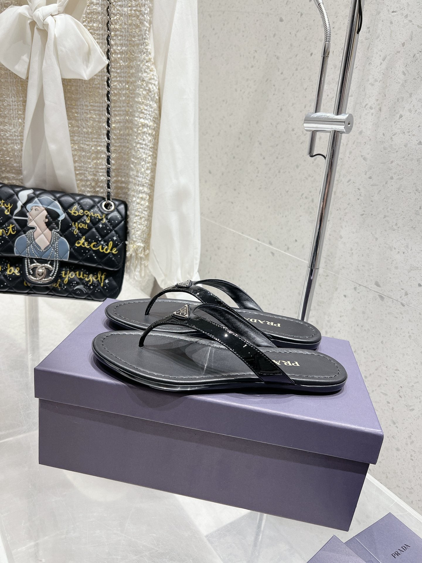 PRADA PATENT LEATHER THONG SLIPPER BLACK