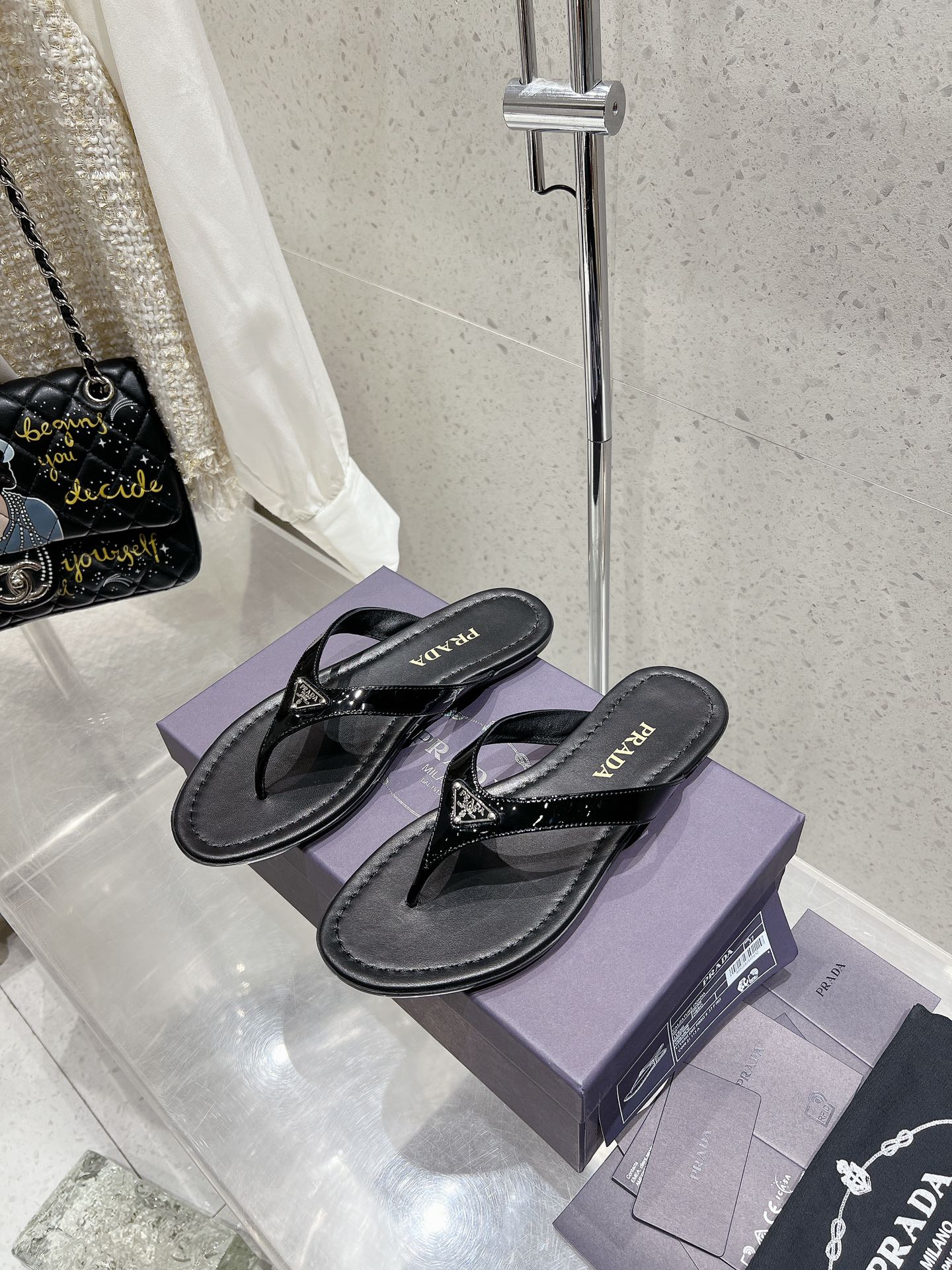 PRADA PATENT LEATHER THONG SLIPPER BLACK