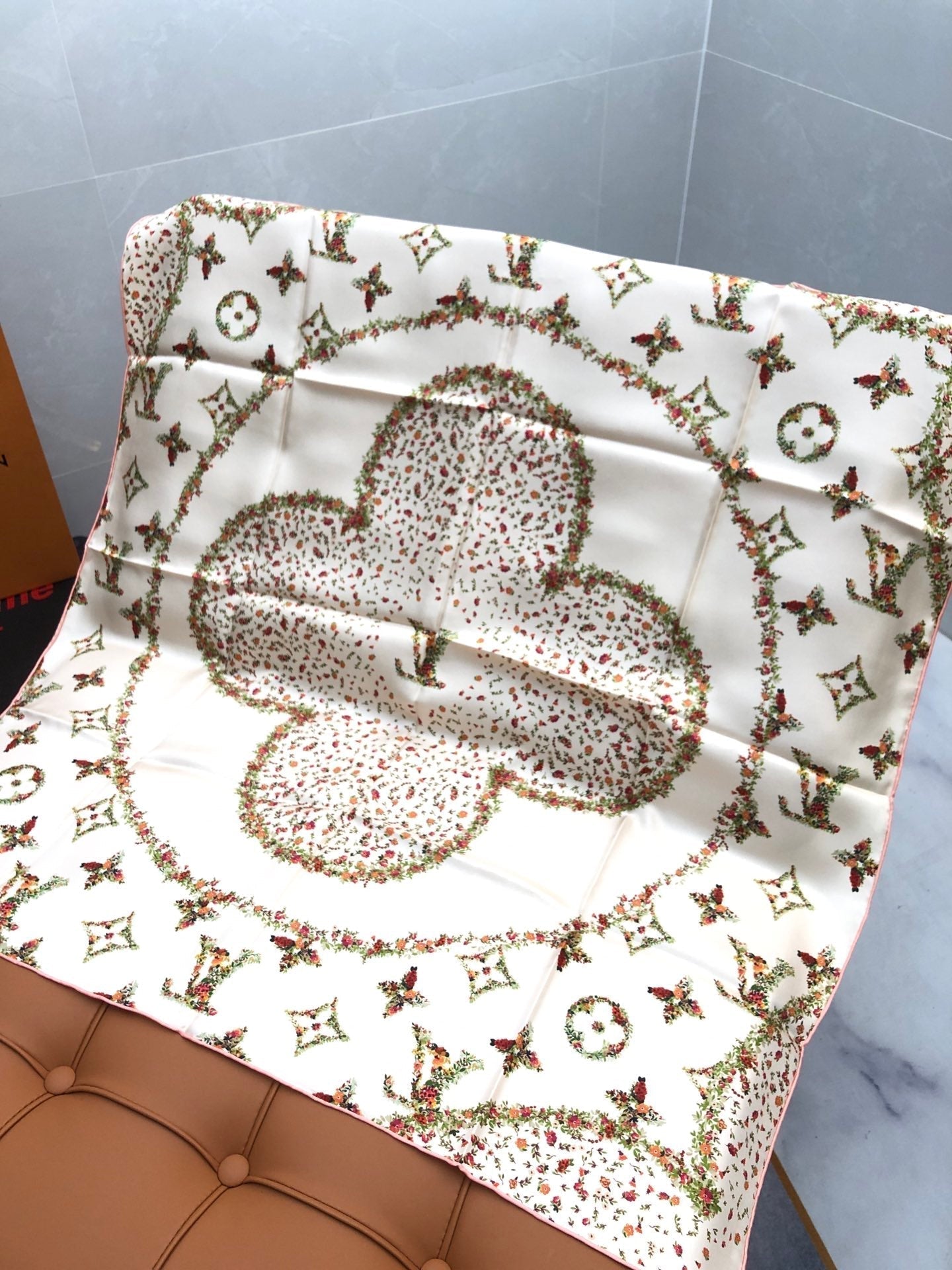 LOUIS VUITTON LV SCARF 90 CM IN SILK 704581