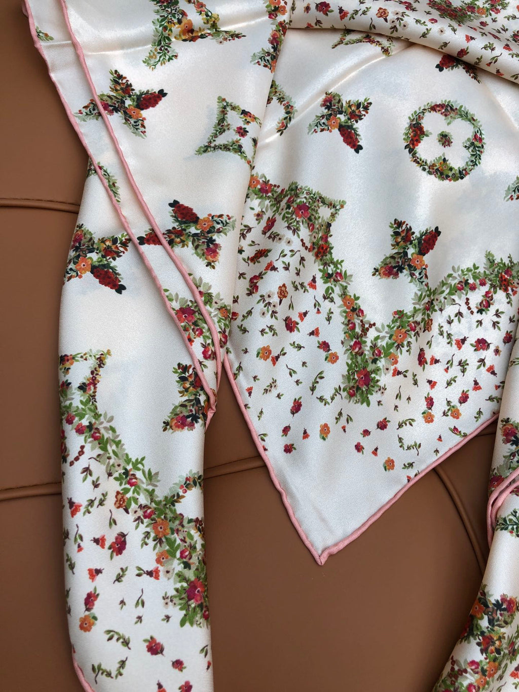 LOUIS VUITTON LV SCARF 90 CM IN SILK 704581