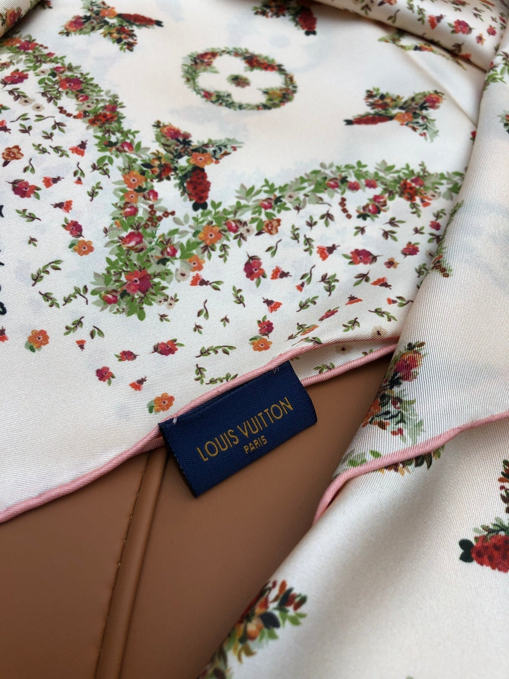 LOUIS VUITTON LV SCARF 90 CM IN SILK 704581