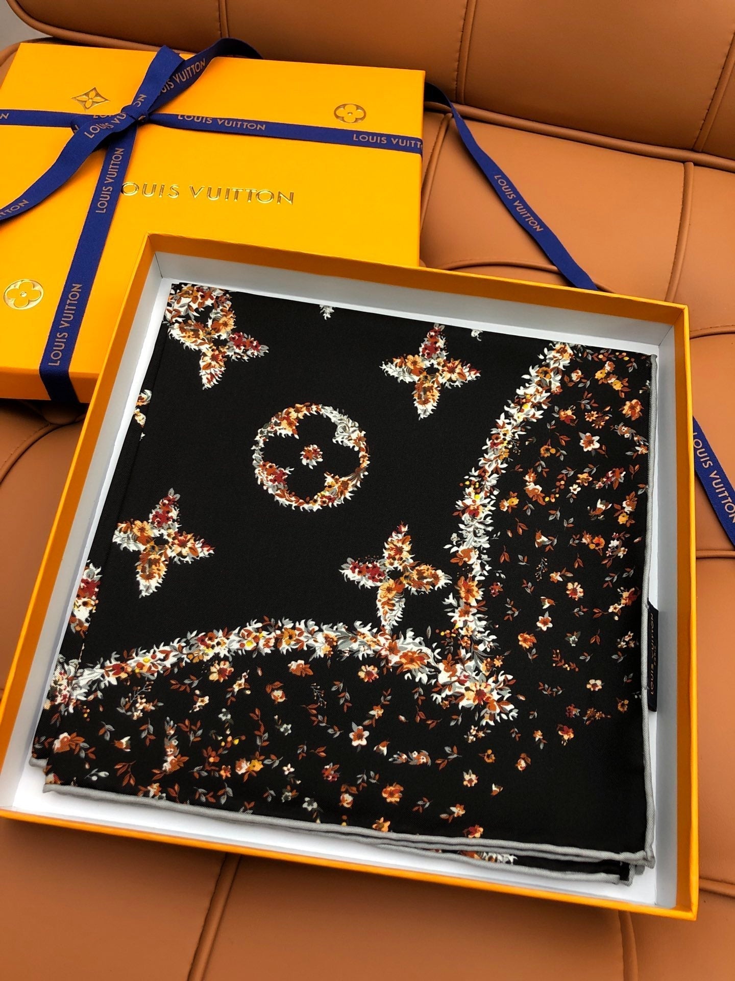 LOUIS VUITTON LV SCARF 90 CM IN SILK 704582