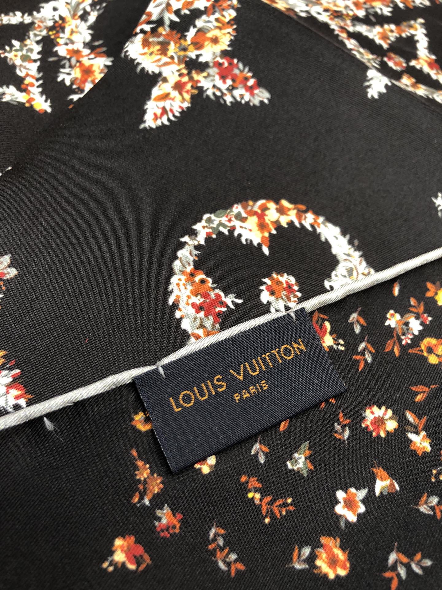 LOUIS VUITTON LV SCARF 90 CM IN SILK 704582