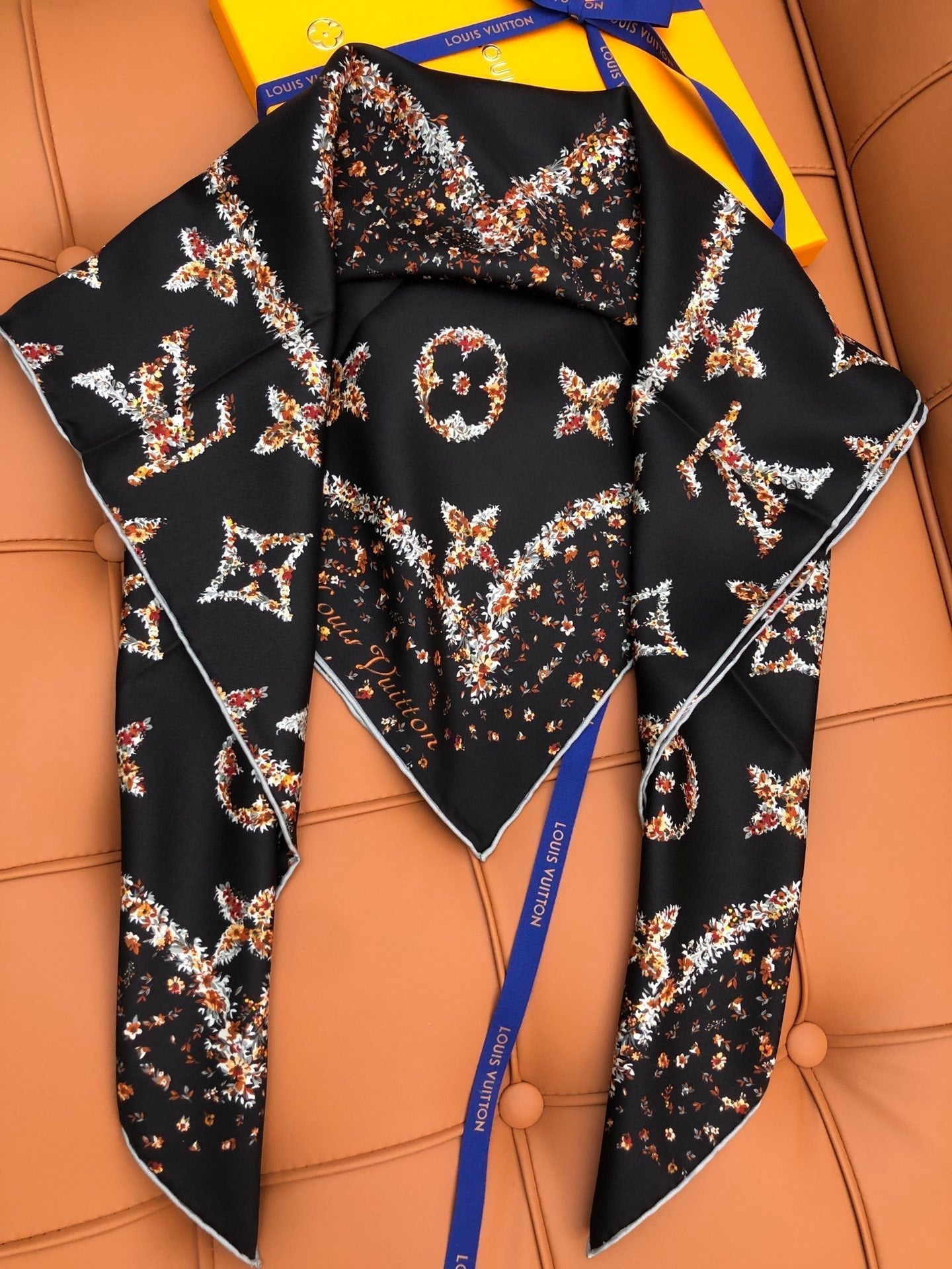LOUIS VUITTON LV SCARF 90 CM IN SILK 704582