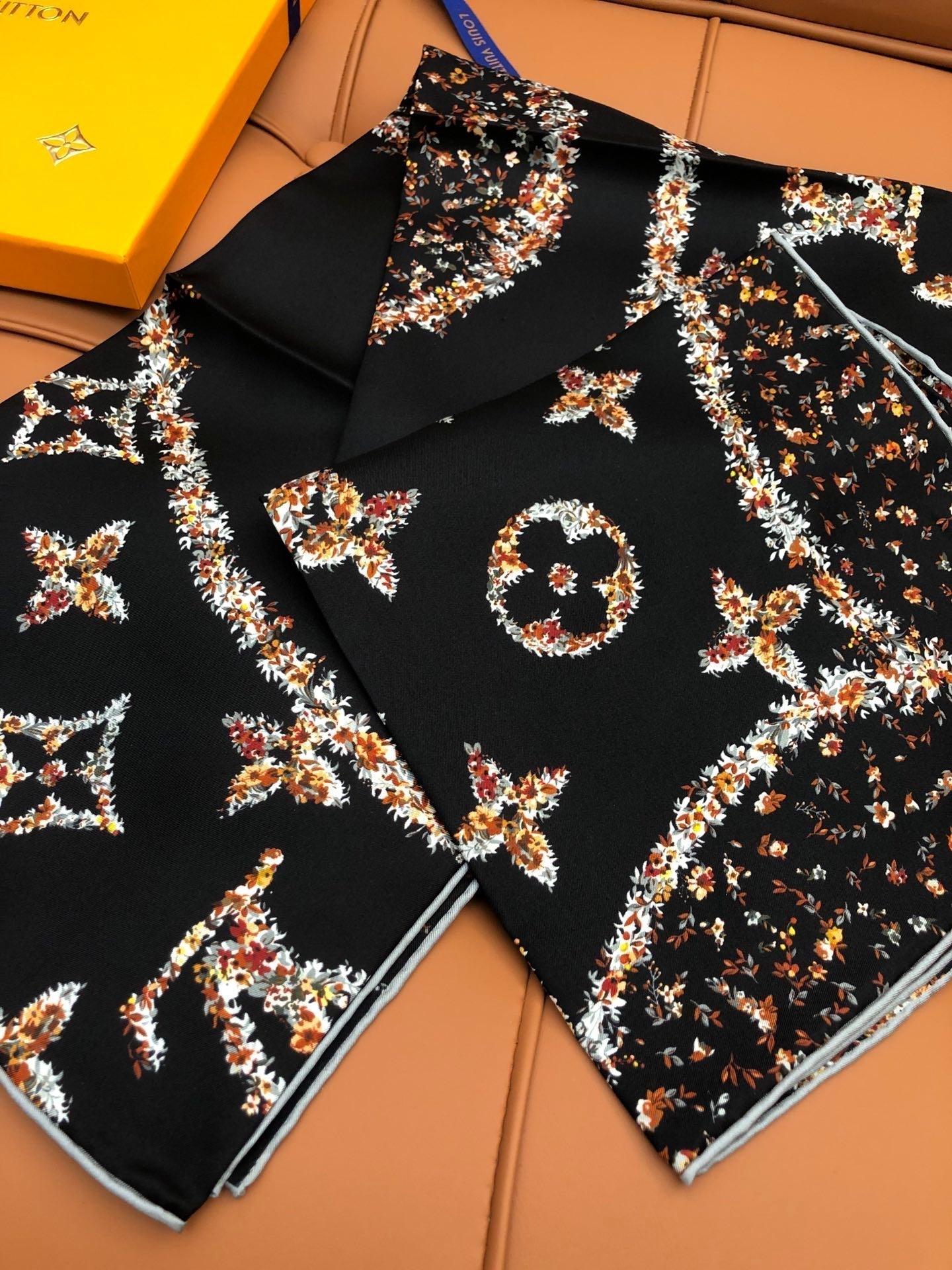 LOUIS VUITTON LV SCARF 90 CM IN SILK 704582