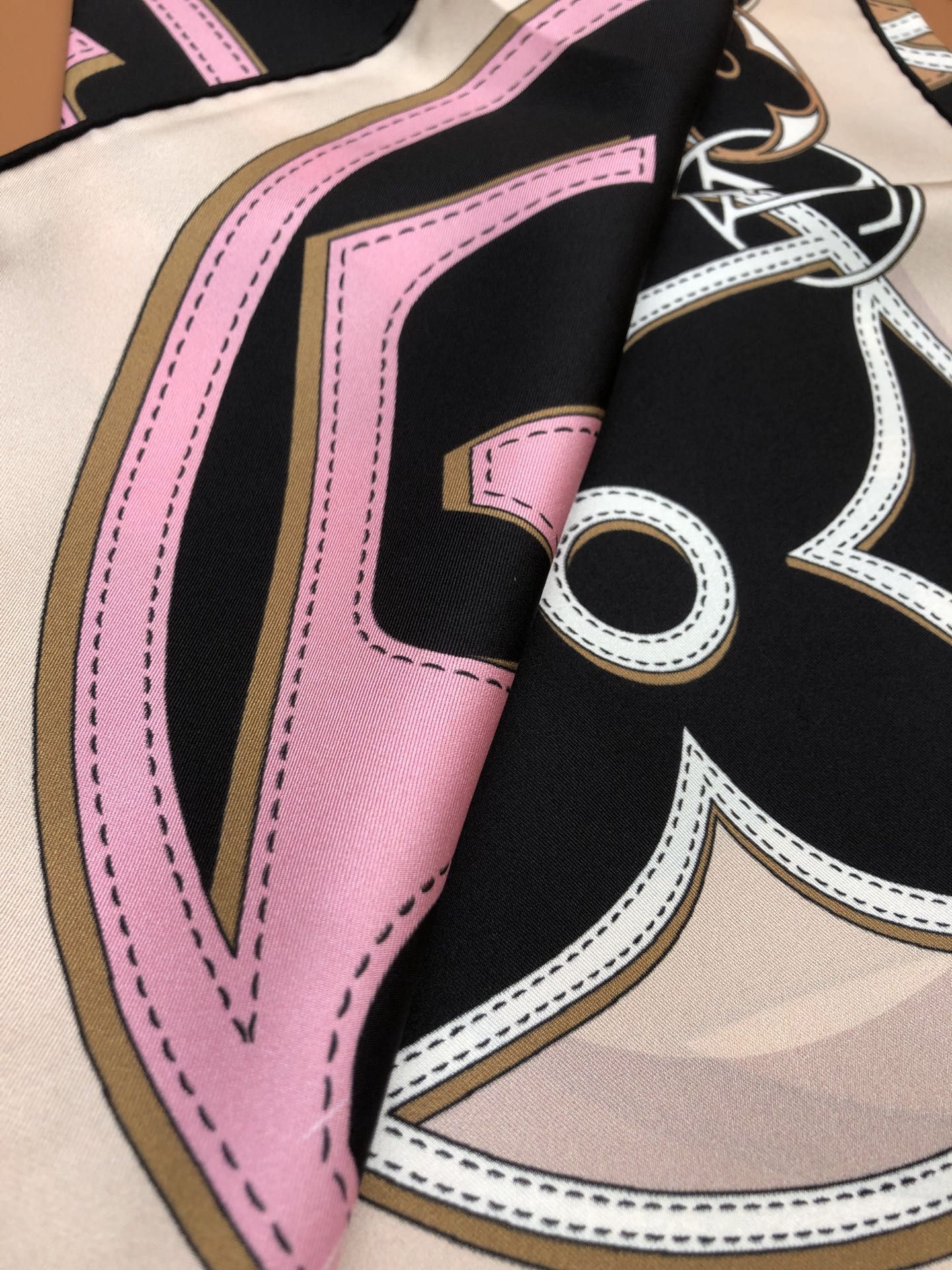 LOUIS VUITTON LV SCARF 90 CM IN SILK 704579