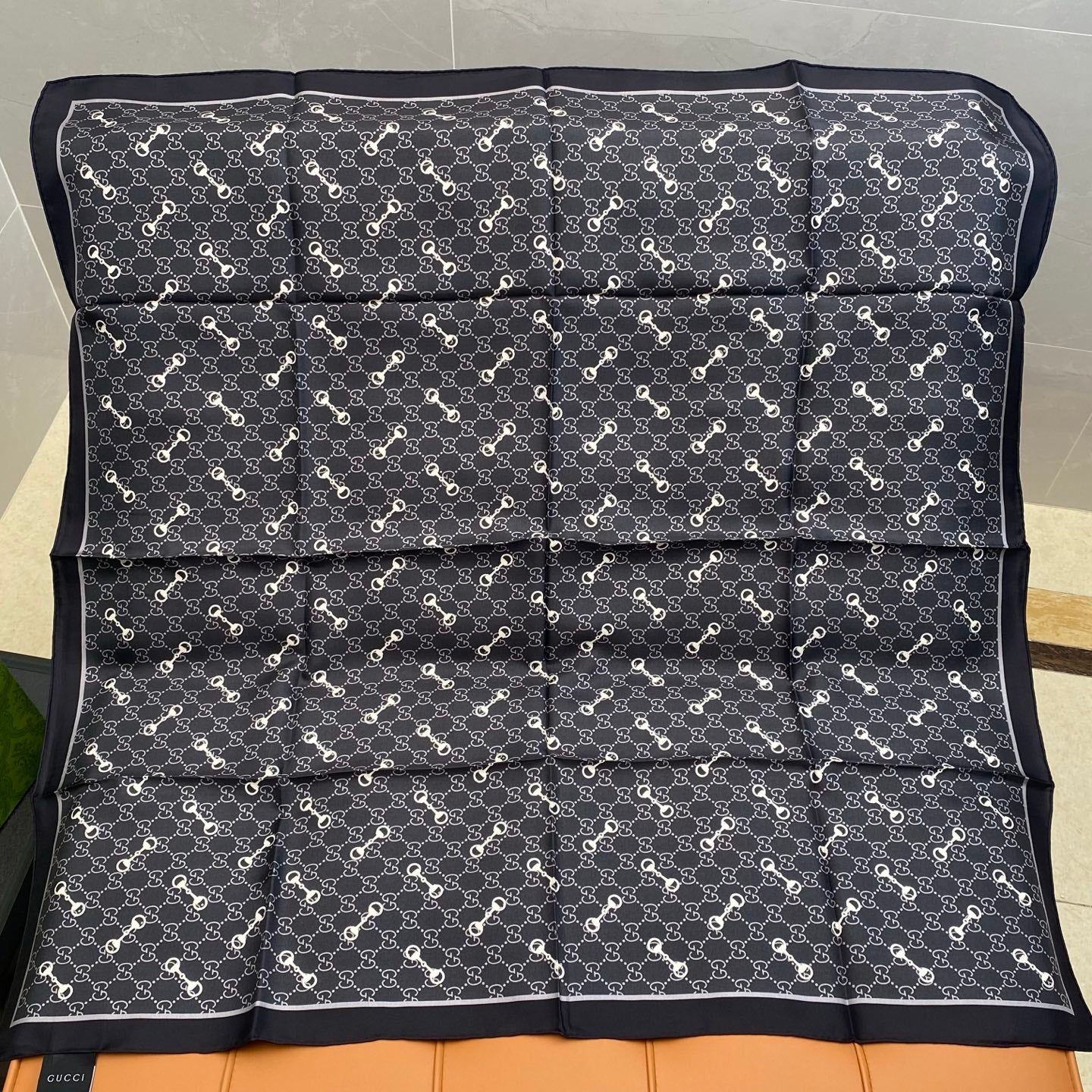 GUCCI 25S SCARF 90 IN SILK 718506