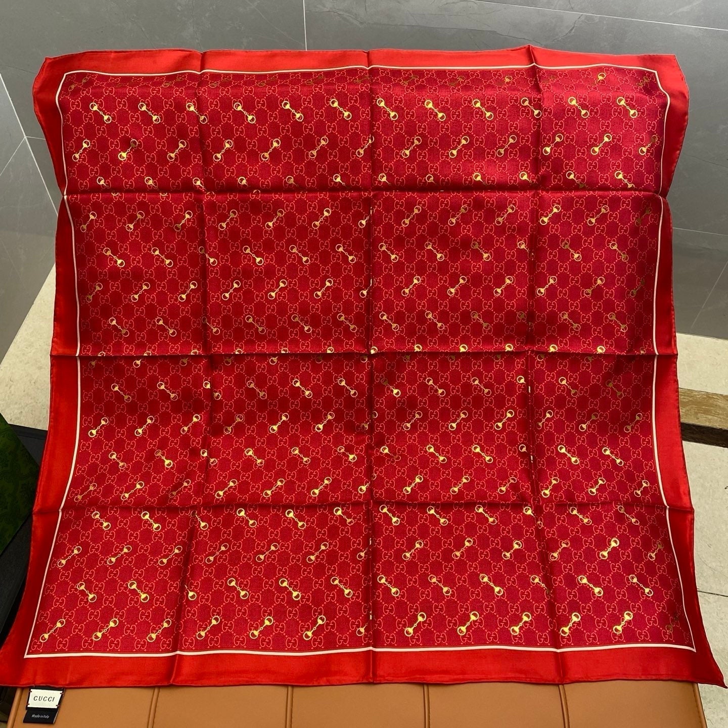 GUCCI 25S SCARF 90 IN SILK 718512