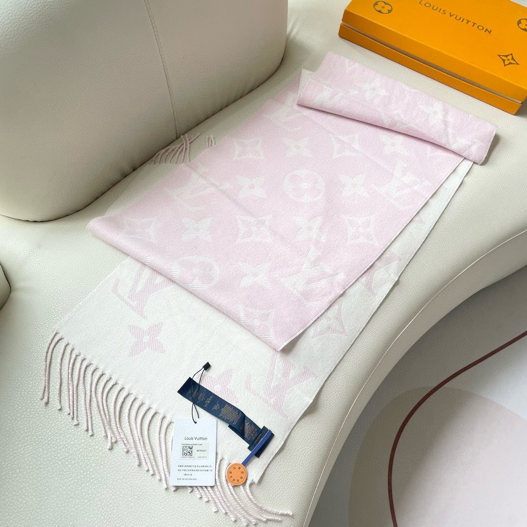 LOUIS VUITTON ESSENTIAL SCARF 186 CM IN LIGHT PINK WOOL 399778