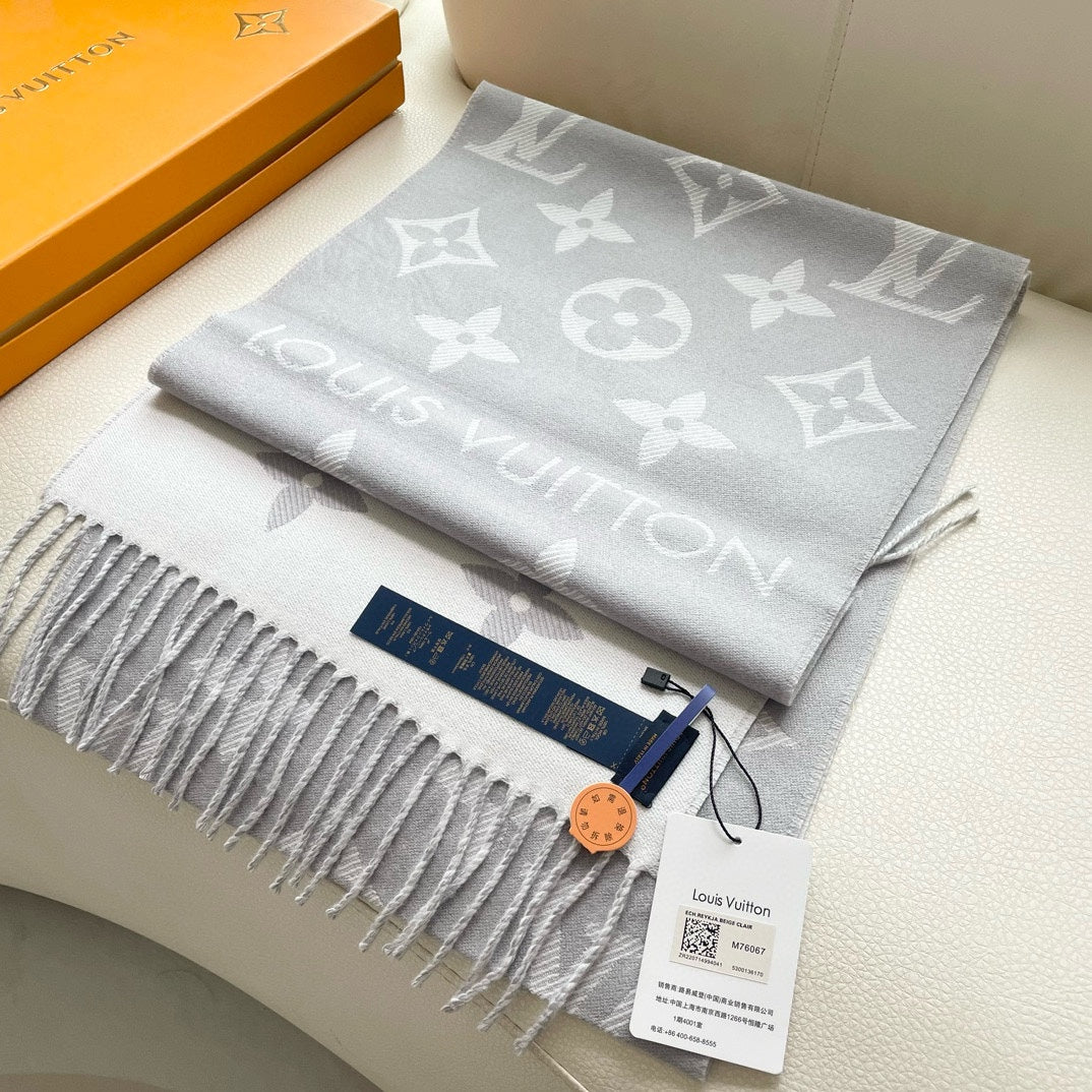 LOUIS VUITTON ESSENTIAL SCARF 186 CM IN LIGHT GRAY WOOL 399774