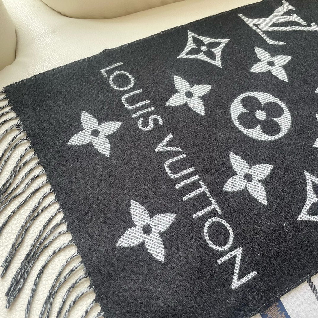 LOUIS VUITTON ESSENTIAL SCARF 186 CM IN BLACK WOOL 399773