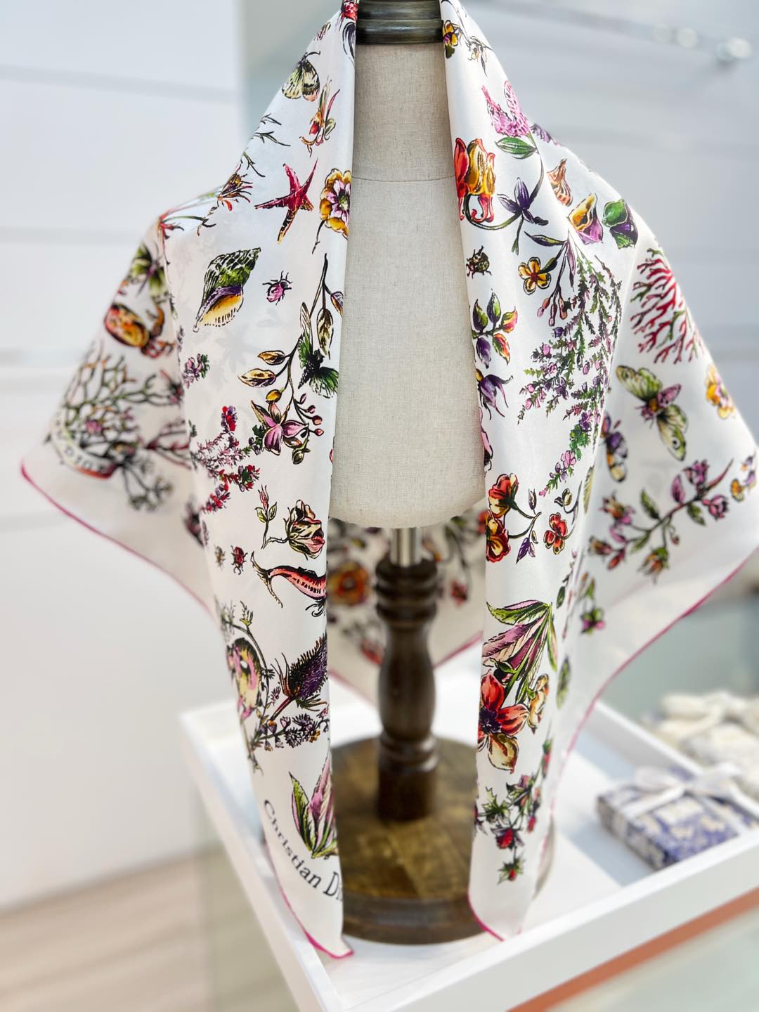 DIOR REVERSIBLE PRINTED SQUARE SCARF 90 CM IN WHITE SILK 7735868