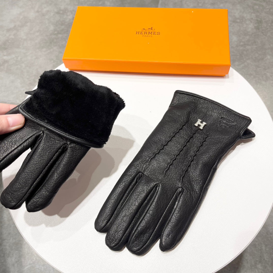 HERMES GLOVES IN BLACK DEERSKIN AND FLEECE LINING 228487