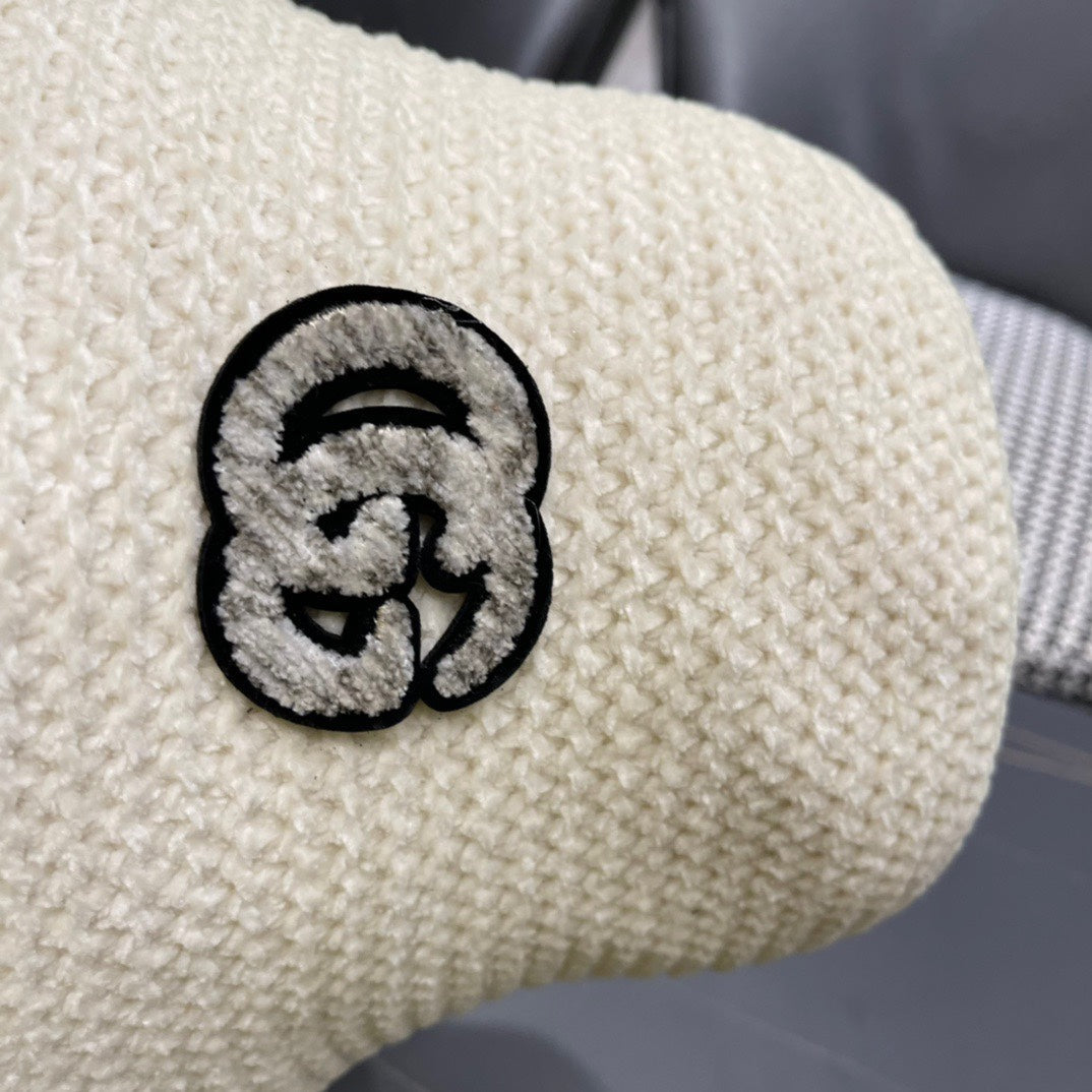 GUCCI BUCKET HAT IN WHITE WOOL 389113