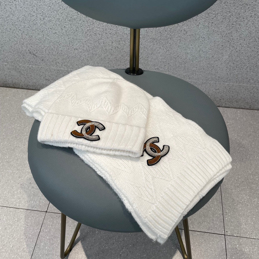 CHANEL SET HAT AND SCARF IN WHITE WOOL 420824