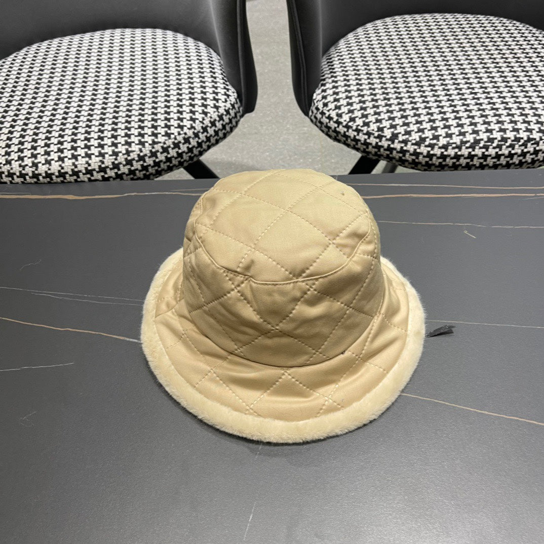 LOUIS VUITTON KNITTED BUCKET HAT IN BEIGE COTTON AND LAMB FUR 420922