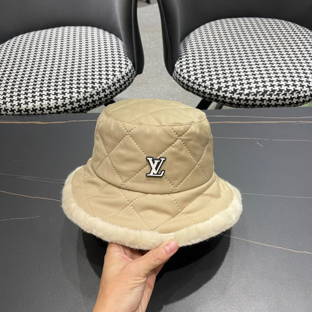 LOUIS VUITTON KNITTED BUCKET HAT IN BEIGE COTTON AND LAMB FUR 420922
