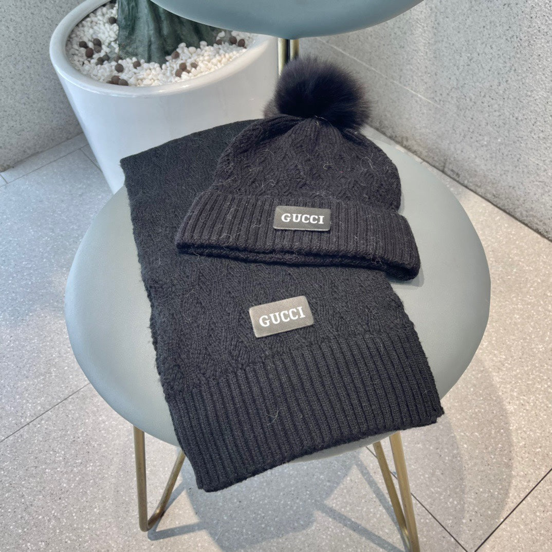 GUCCI SET SCARF AND HAT IN BLACK WOOL AND FOX FUR 420833