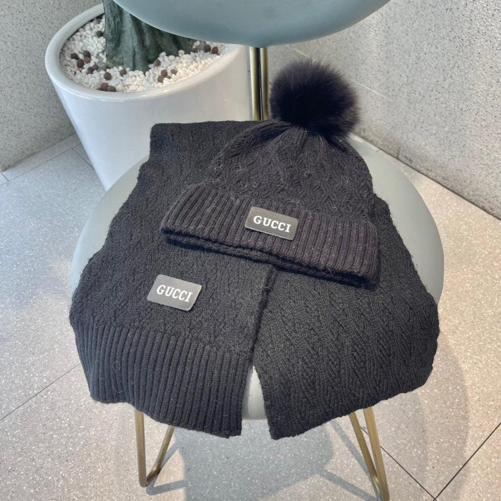 GUCCI SET SCARF AND HAT IN BLACK WOOL AND FOX FUR 420833