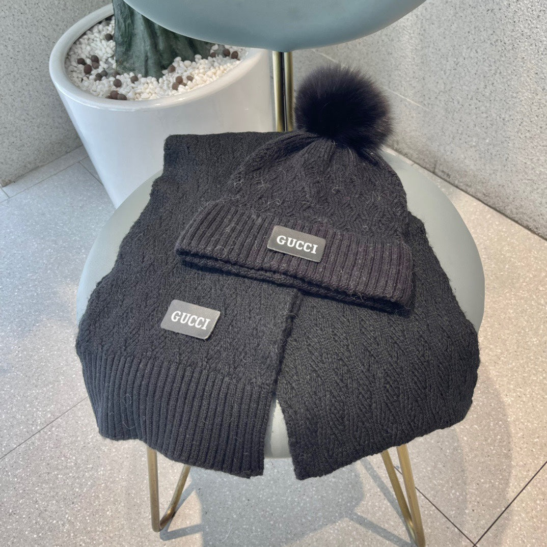 GUCCI SET SCARF AND HAT IN BLACK WOOL AND FOX FUR 420833