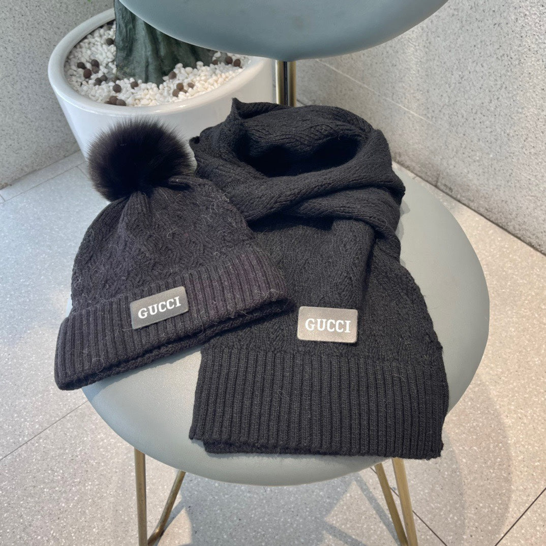 GUCCI SET SCARF AND HAT IN BLACK WOOL AND FOX FUR 420833