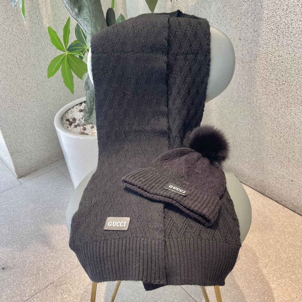 GUCCI SET SCARF AND HAT IN BLACK WOOL AND FOX FUR 420833