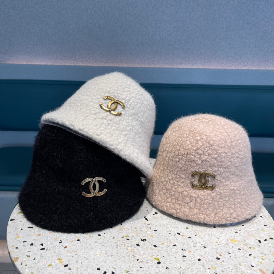 CHANEL BUCKET HAT IN BLACK LAMB FUR 422036