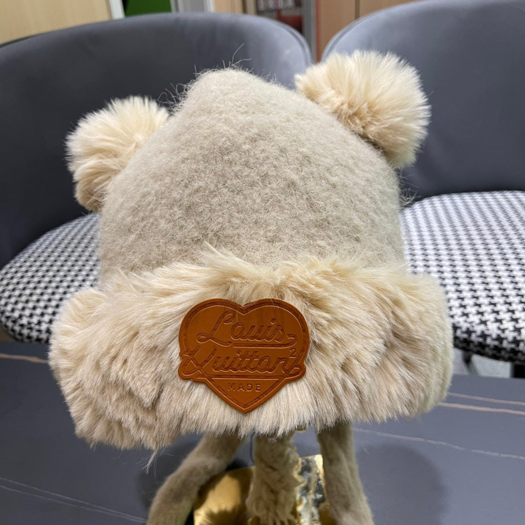 LOUIS VUITTON BEANIE HAT IN CREAM BEIGE WOOL AND LAMB FUR 427793