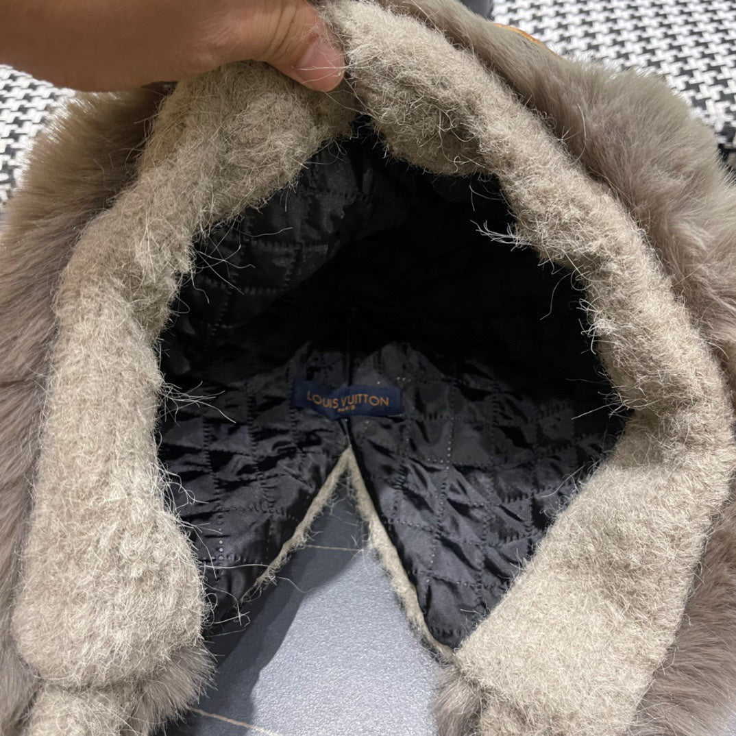 LOUIS VUITTON BEANIE HAT IN PARCHMENT BEIGE WOOL AND LAMB FUR 427794