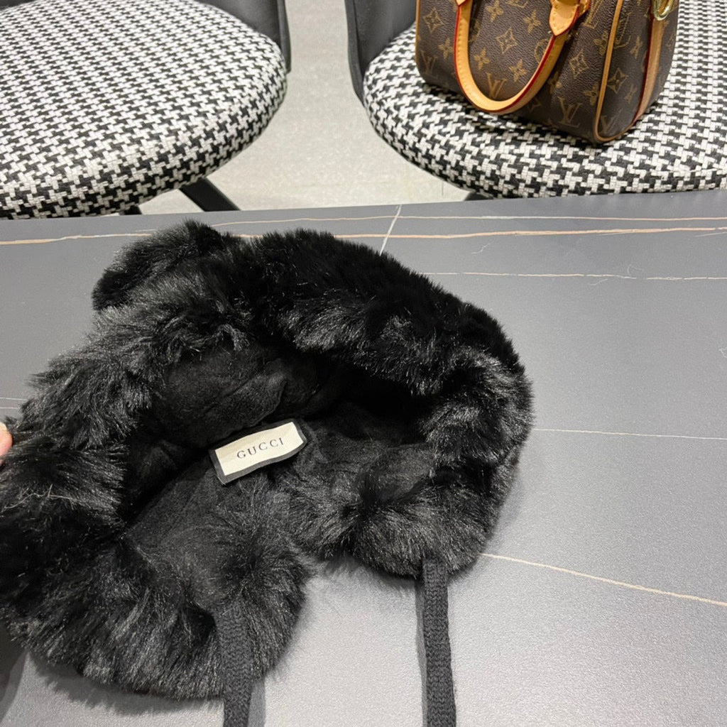 GUCCI DEERSTALKER HAT IN BLACK WOOL AND FLEECE 434696