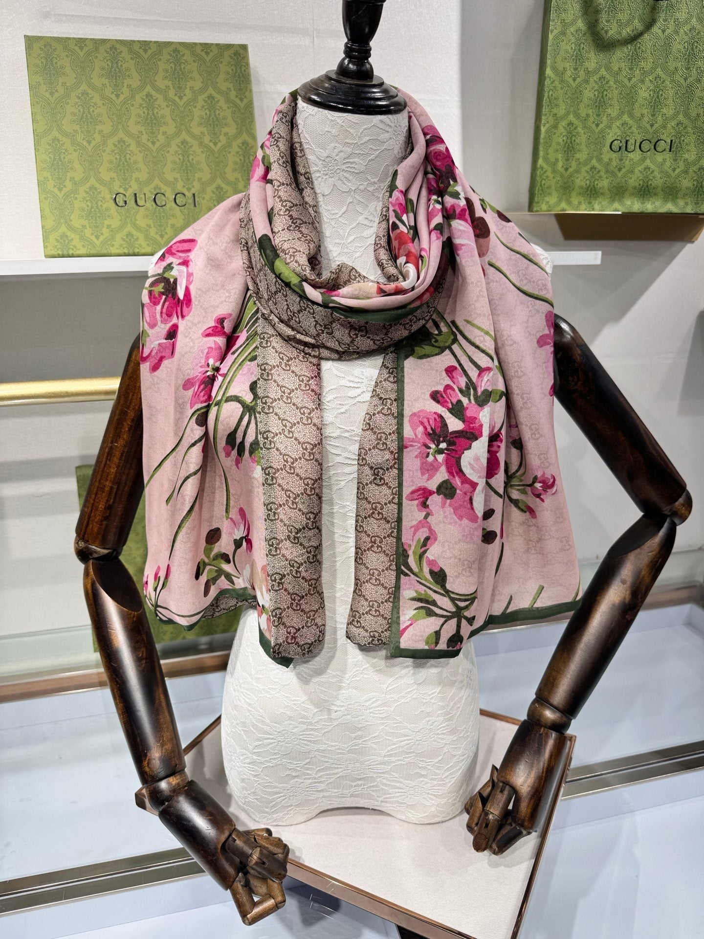 GUCCI 25S SCARF 180 IN SILK 737207