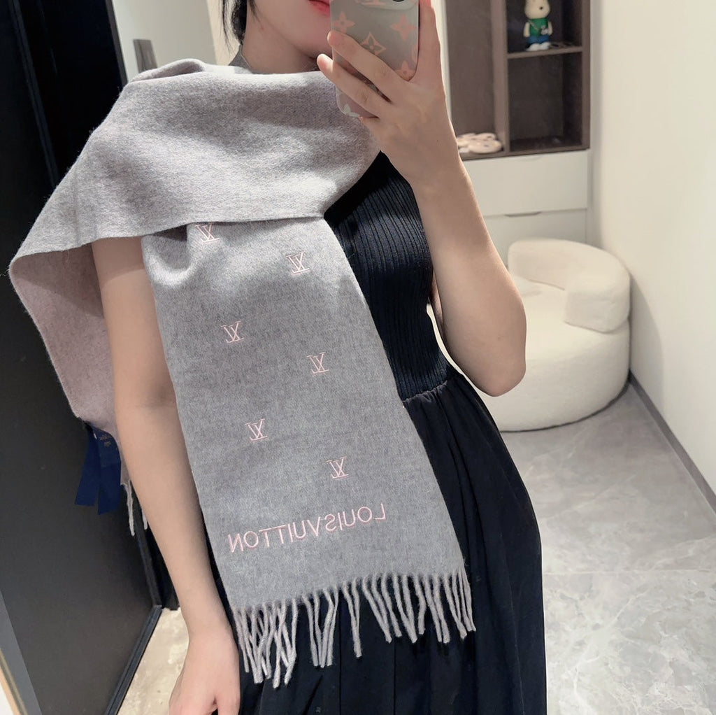 LOUIS VUITTON SCARF 190 CM IN HARBOR GRAY CASHMERE WITH PINK LOGO 396327