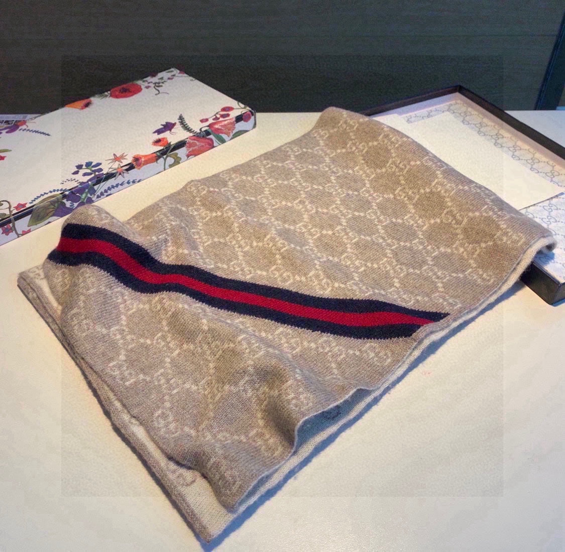 GUCCI CLASSIC SCARF 180 CM IN ECRU TAN MONOGRAM CASHMERE 401993