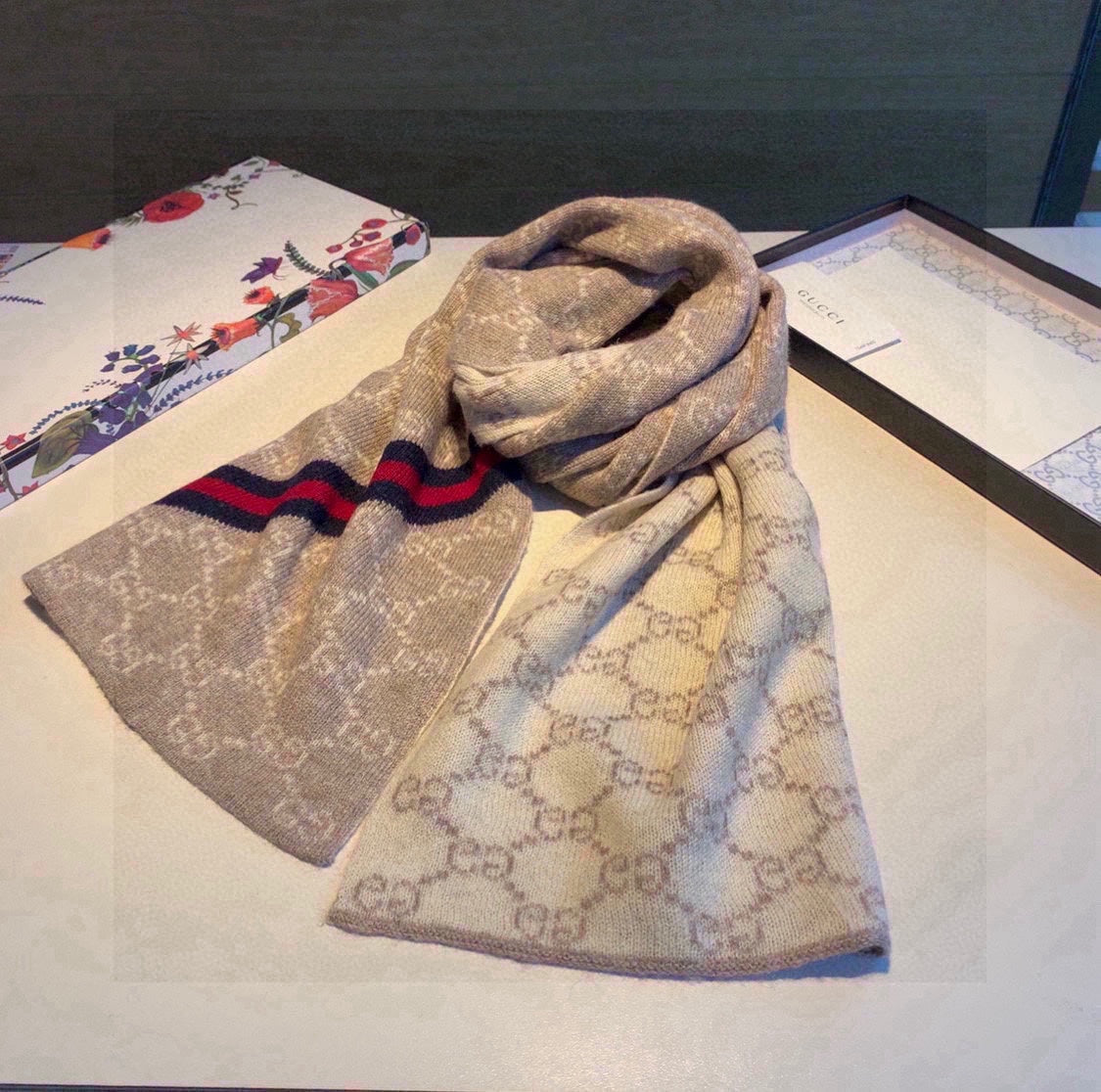 GUCCI CLASSIC SCARF 180 CM IN ECRU TAN MONOGRAM CASHMERE 401993