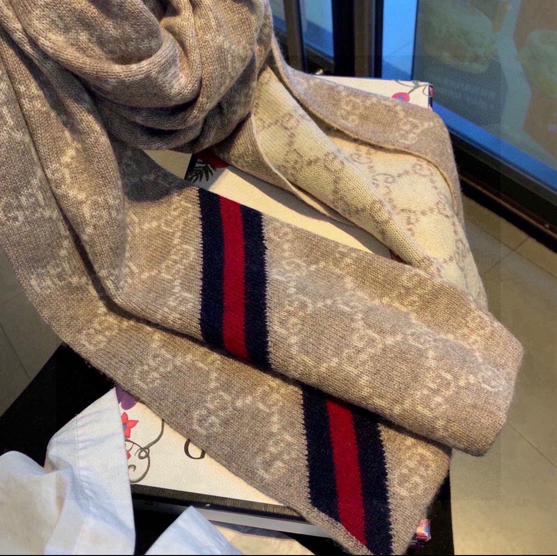 GUCCI CLASSIC SCARF 180 CM IN ECRU TAN MONOGRAM CASHMERE 401993