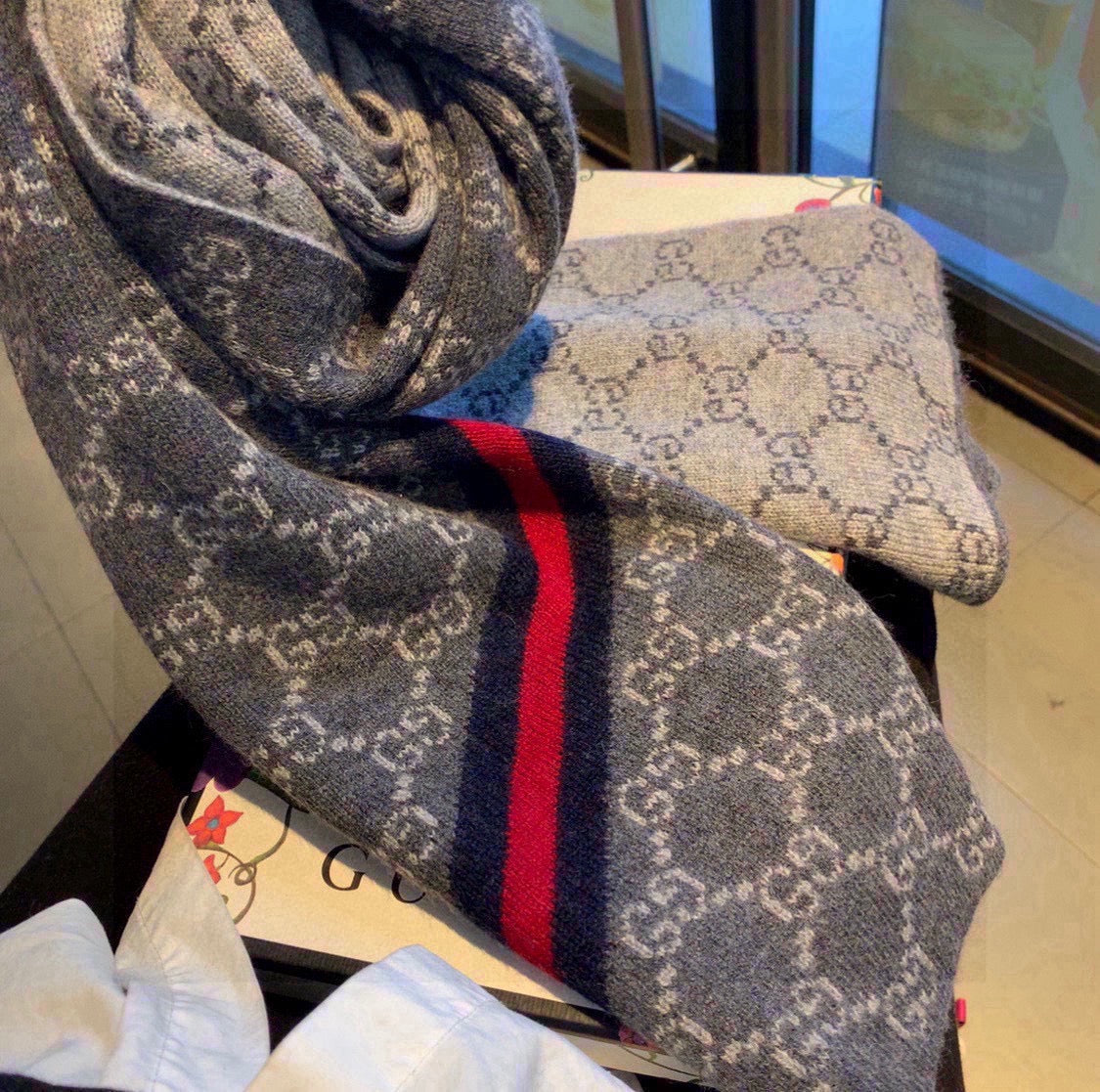 GUCCI CLASSIC SCARF 180 CM IN DARK GRAY MONOGRAM CASHMERE 401994