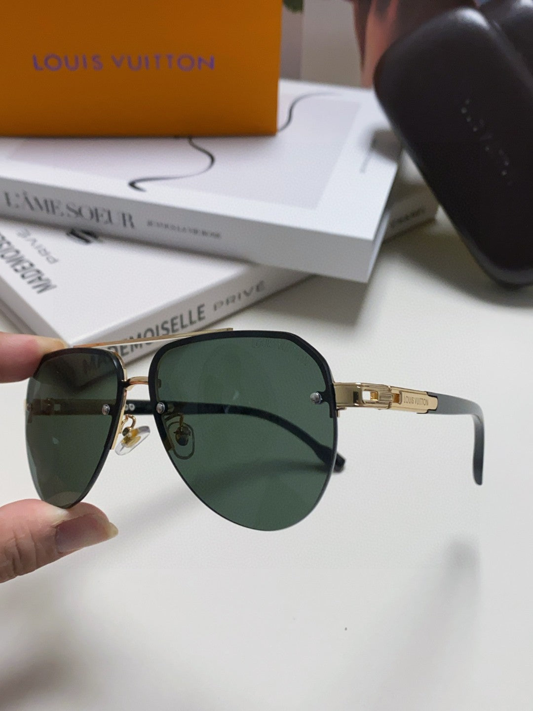 LOUIS VUITTON PILOT SUNGLASSES 582589 IN GOLD METAL DARK GREEN LENSES