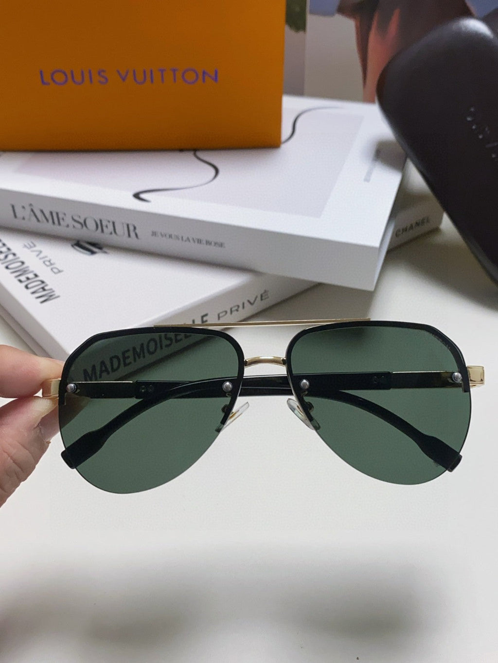 LOUIS VUITTON PILOT SUNGLASSES 582589 IN GOLD METAL DARK GREEN LENSES