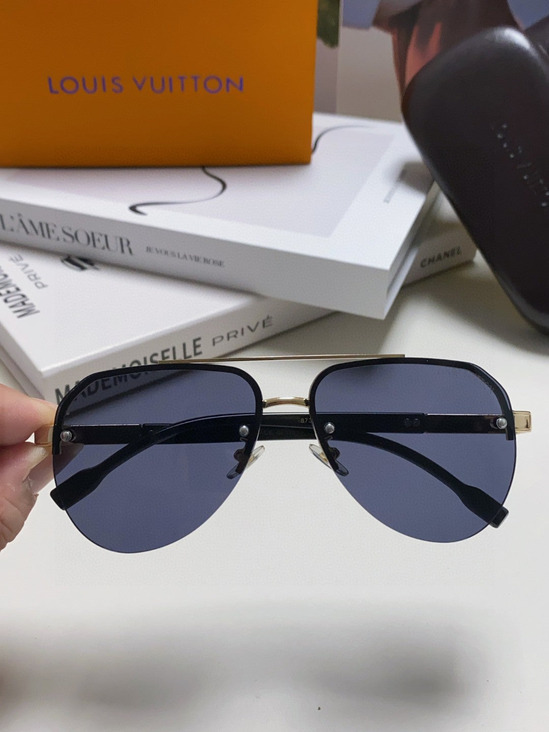 LOUIS VUITTON PILOT SUNGLASSES 582592 IN GOLD METAL BLACK LENSES