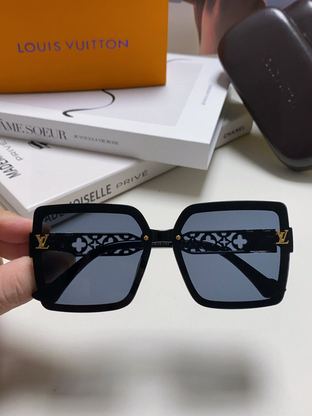 LOUIS VUITTON SQUARE SUNGLASS 567456 IN BLACK ACETATE EMBOSSED LOGO
