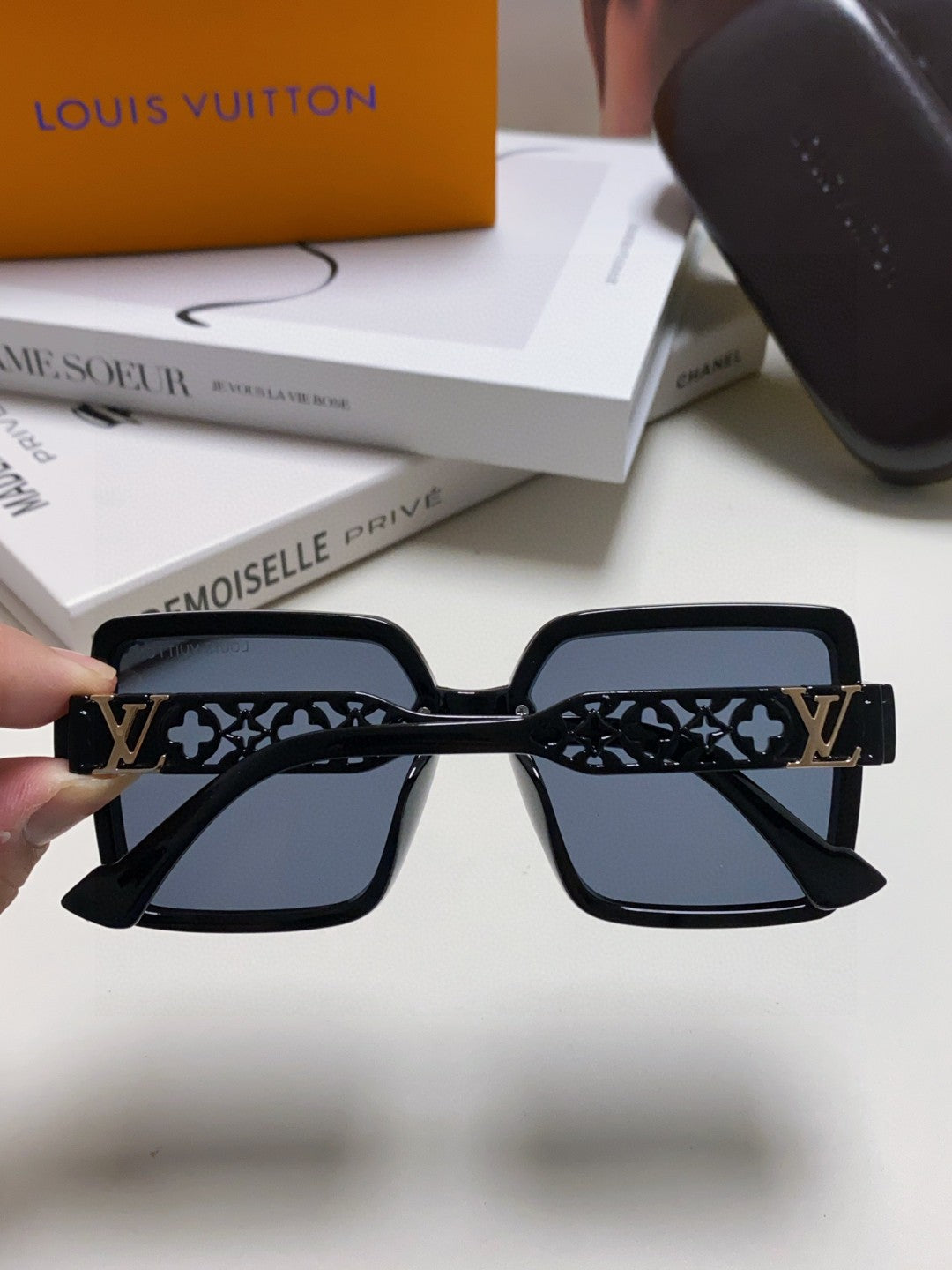 LOUIS VUITTON SQUARE SUNGLASS 567456 IN BLACK ACETATE EMBOSSED LOGO