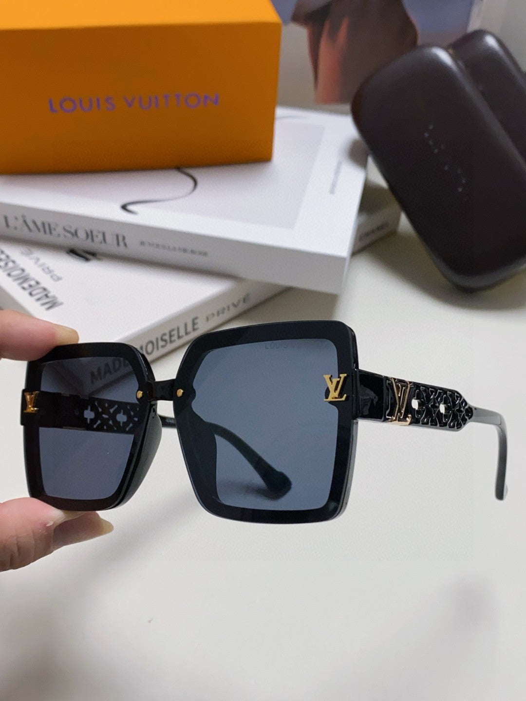LOUIS VUITTON SQUARE SUNGLASS 567456 IN BLACK ACETATE EMBOSSED LOGO
