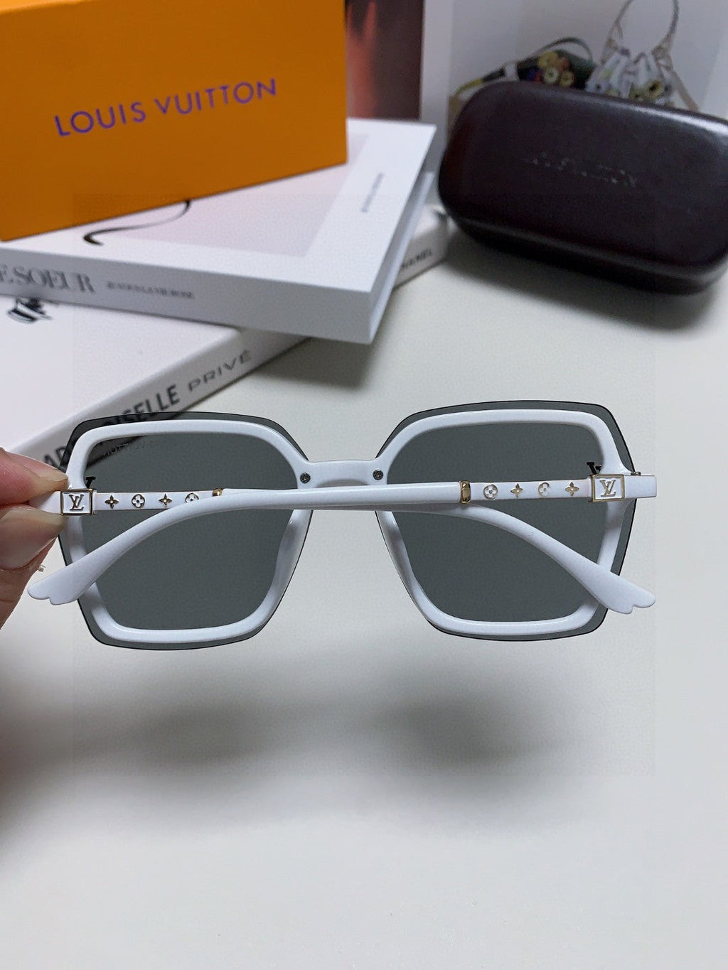 LOUIS VUITTON SQUARE SUNGLASSES 581356 IN WHITE ACETATE GREY LENSES