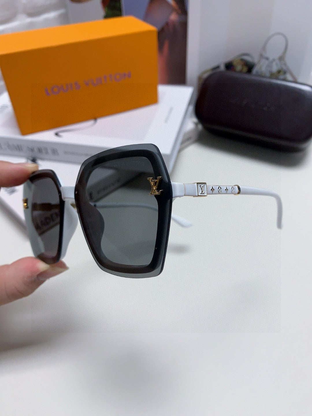 LOUIS VUITTON SQUARE SUNGLASSES 581356 IN WHITE ACETATE GREY LENSES
