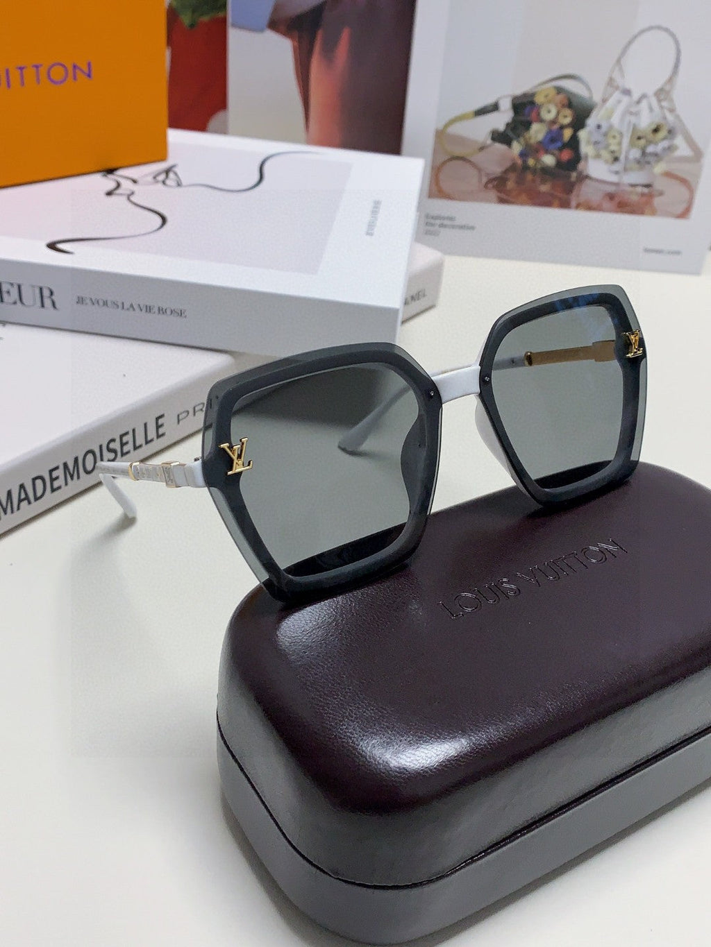 LOUIS VUITTON SQUARE SUNGLASSES 581356 IN WHITE ACETATE GREY LENSES